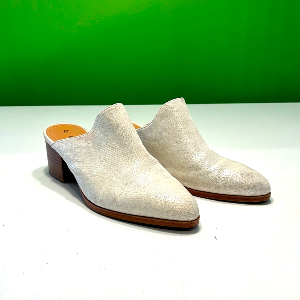 Johnston & Murphy slide on. White with a small amount of sparkle!